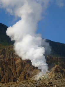 揭秘美国火山喷发，高达60米的壮观与警示